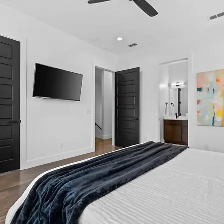Holiday home Magnificent 4 Bedroom -w Balcony & Fireplace Nashville