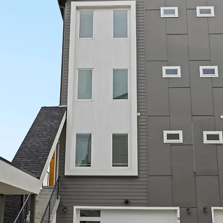 Magnificent 4 Bedroom -w Balcony & Fireplace Holiday home Nashville