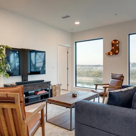 The Riverfront Vip - Walk To Broadway & Nissan Stadium - Free Garage Apartment *
