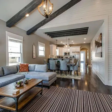 Holiday home 1-story Family With Fenced Yard, Grill, Parking, Sleeps 10, 5 Mins To Five Points & Nissan Stadium, Smart Tvs, Pet-friendly Yard, Patio For Bbqs, Ideal Getaway For Families, 24 Hr Hospitality Nashville