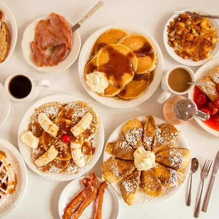 Holiday home Luxury Hillsboro Village Rooftop Retreat Sleep 12 W Chef S Kitchen Smart Tvs & Garage Walk To Vanderbilt Pancake Pantry & Boutique Shopping Minutes To Broadway 12 South & The Parthenon 24 7 Hospitality *