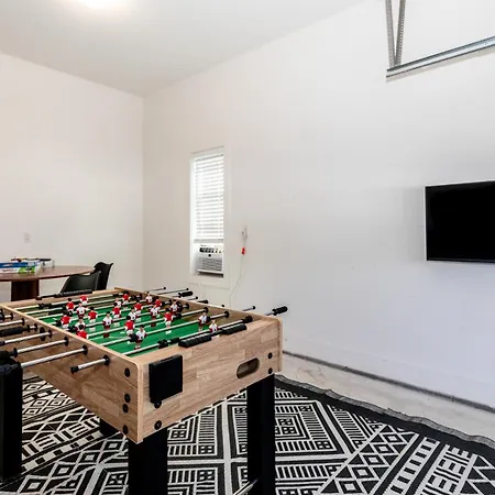 Luxurious Retreat * King Bed * Game