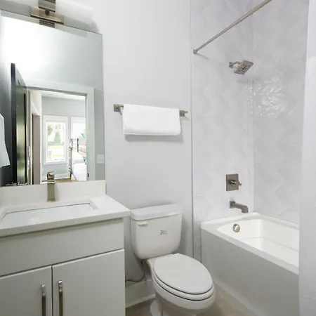 2 Luxe Midtown Homes - Sleeps 24 - Mins To Broadway Holiday home Nashville