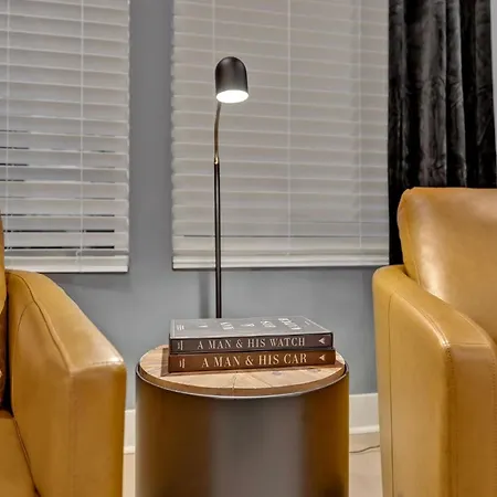 Dolly + Kenny - 2 Homes - Minutes To Broadway Holiday home *