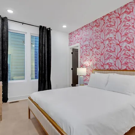Dolly + Kenny - 2 Homes - Minutes To Broadway Holiday home