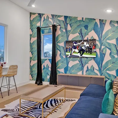 Dolly + Kenny - 2 Homes - Minutes To Broadway Holiday home