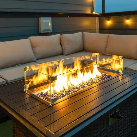 Boozy Boots - Minutes To Broadway Holiday home *