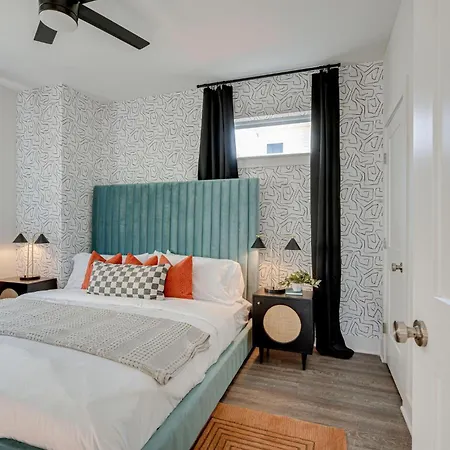 Holiday home - 5623 & 5625 Lenox Ave - Combo *