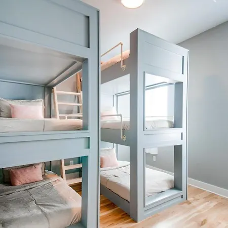 New Dolly's Oasis 13beds City Views Near Downtown Holiday home *
