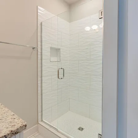 Modern Melrose-2 Bedroom Condo-5 Mins To Broadway