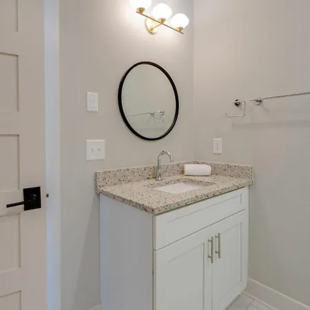 Modern Melrose-2 Bedroom Condo-5 Mins To Broadway *