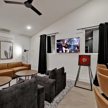 Dolly + Kenny - 2 Homes - Minutes To Broadway Holiday home