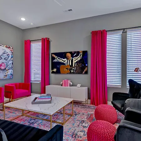 Dolly + Kenny - 2 Homes - Minutes To Broadway Holiday home Nashville