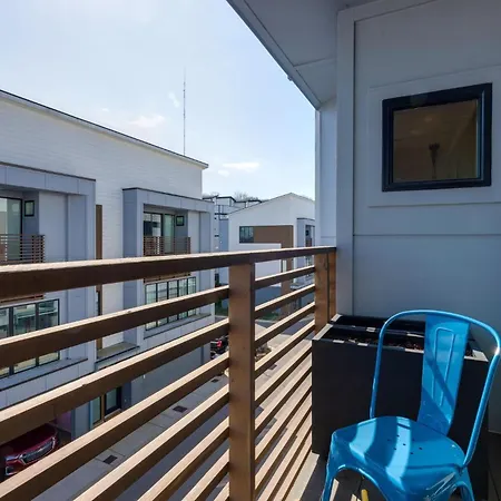 Notes-two Balconies-mins To The Nations Holiday home