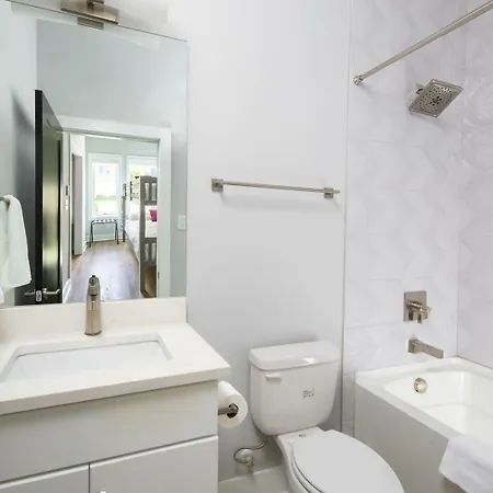 2 Luxe Midtown Homes - Sleeps 24 - Mins To Broadway Holiday home