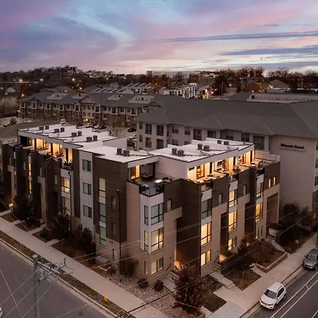Holiday home 2 Luxe Midtown Homes - Sleeps 24 - Mins To Broadway Nashville