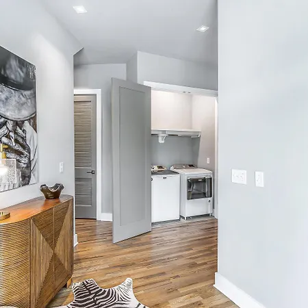 Holiday home - 1000a W Trinity Ln *