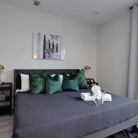 East Nash Double - 26 Beds Fast Nashville