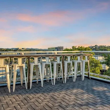 Holiday home Luxury Retreat: Rooftop Hot Tub Double Deck & Game