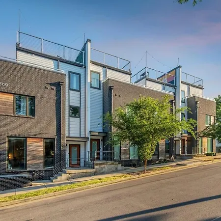 Luxury Retreat: Rooftop Hot Tub Double Deck & Game * Nashville