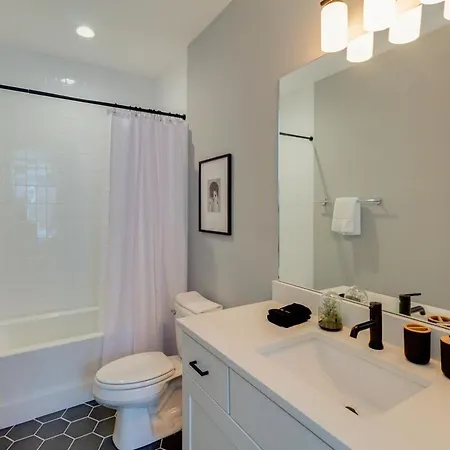 Minutes From Downtown-12 Beds-karaoke