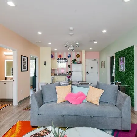 New 4 Bedroom Near Dt Walk To Restaurants Apartment