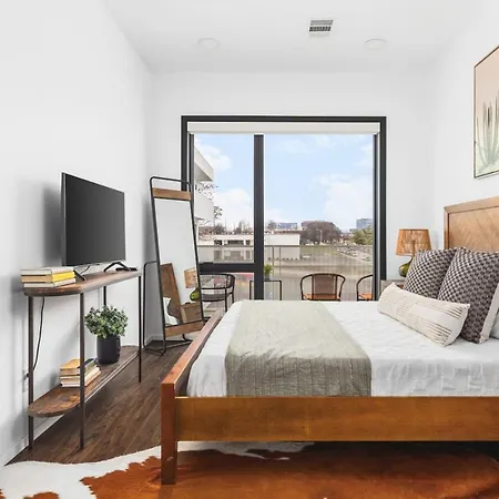 Modern Gulch Getaway With Pool, Parking, And Patio Apartment Nashville