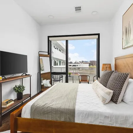 Modern Gulch Getaway With Pool, Parking, And Patio * Nashville