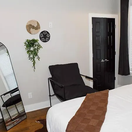 Luxurious Retreat * King Bed * Game *