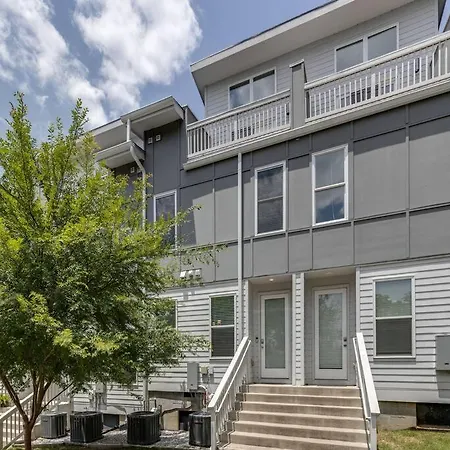 New Townhome 5 Mins To Broadway Sleeps 8