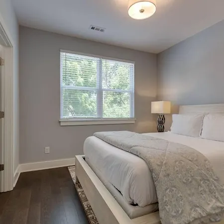 New Townhome 5 Mins To Broadway Sleeps 8