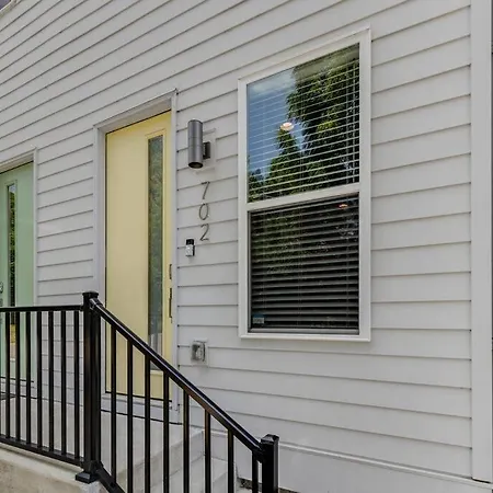 New Townhome 5 Mins To Broadway Sleeps 8 Holiday home *