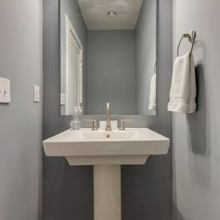 New Townhome 5 Mins To Broadway Sleeps 8
