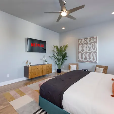 Holiday home Rooftop Skyline Views Dt Nash Sleeps 12