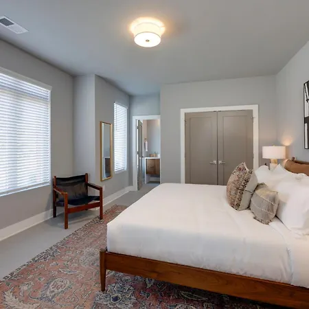 Rooftop Skyline Views Dt Nash Sleeps 12 Nashville