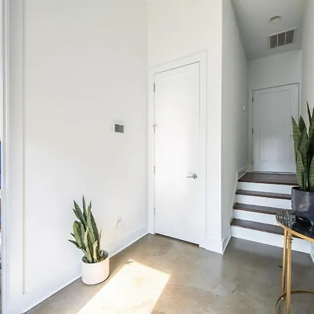 Large With Rooftop & Views Sleeps 12 Nashville
