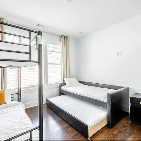 Large With Rooftop & Views Sleeps 12 * Nashville
