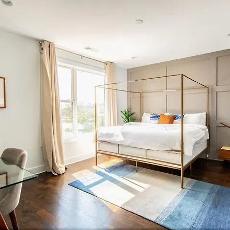 Holiday home 2 Lux Homes Huge Rooftop 2mi To Broadway Sleeps 24