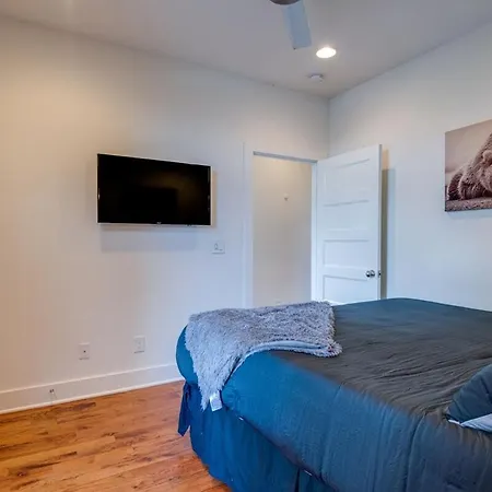 Holiday home 10 Percent Off New Downtown Sleeps 8