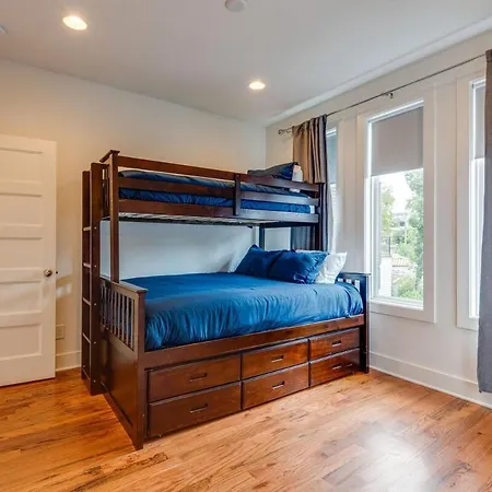 Holiday home 10 Percent Off New Downtown Sleeps 8 *