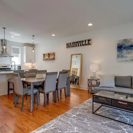 10 Percent Off New Downtown Sleeps 8 Holiday home *