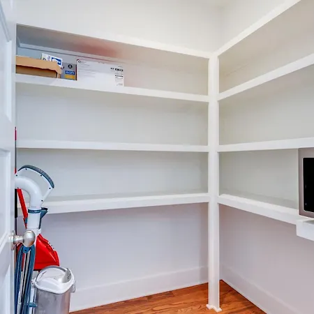 10 Percent Off New Downtown Sleeps 8 Holiday home *