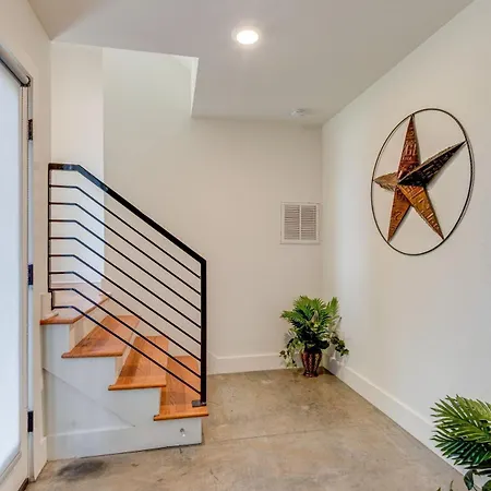 10 Percent Off New Downtown Sleeps 8 Holiday home *