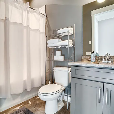 Beautiful House With Shelby Park Views! Holiday home