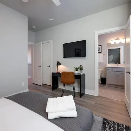Holiday home New Lux Townhome 6 Mins To Dt Rooftop Sleeps 12