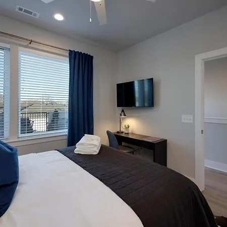 Holiday home New Lux Townhome 6 Mins To Dt Rooftop Sleeps 12 *