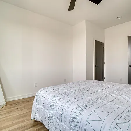 Sleek And Modern Walk To Marathon! Holiday home Nashville