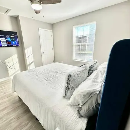Hidden Gem 10 Min From Downtown Holiday home *