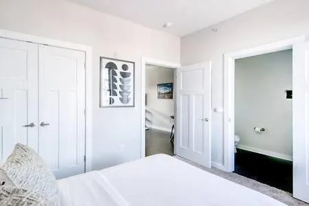 Apartment Two Cozysuites Bold Music Row In *