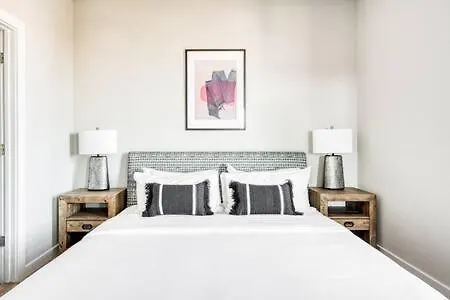 Two Cozysuites Bold Music Row In Apartment